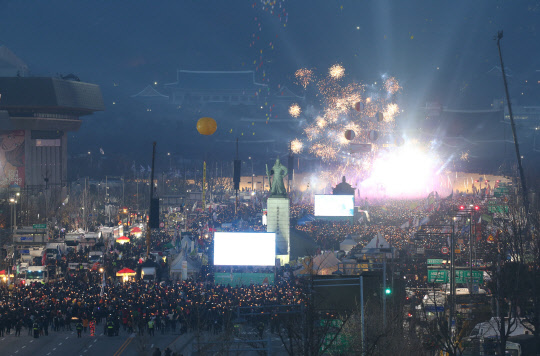 11일 서울 광화문광장에서 탄핵 환영 촛불집회가 열리고 있다.
